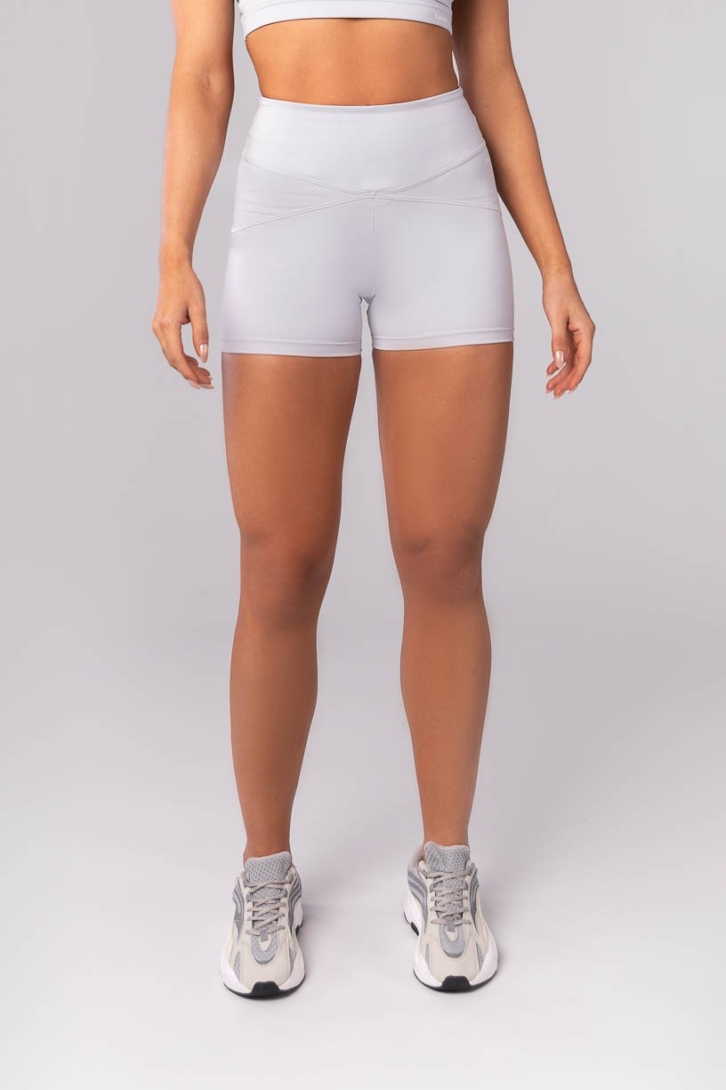 Short com Recortes no Quadril (Cinza Claro) | Ref: K4136-C