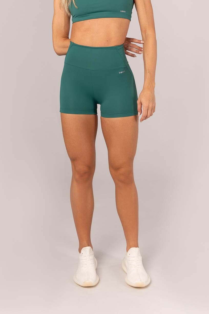 Short com Cós em V e Recortes (Verde Esmeralda) | Ref: K4082-F