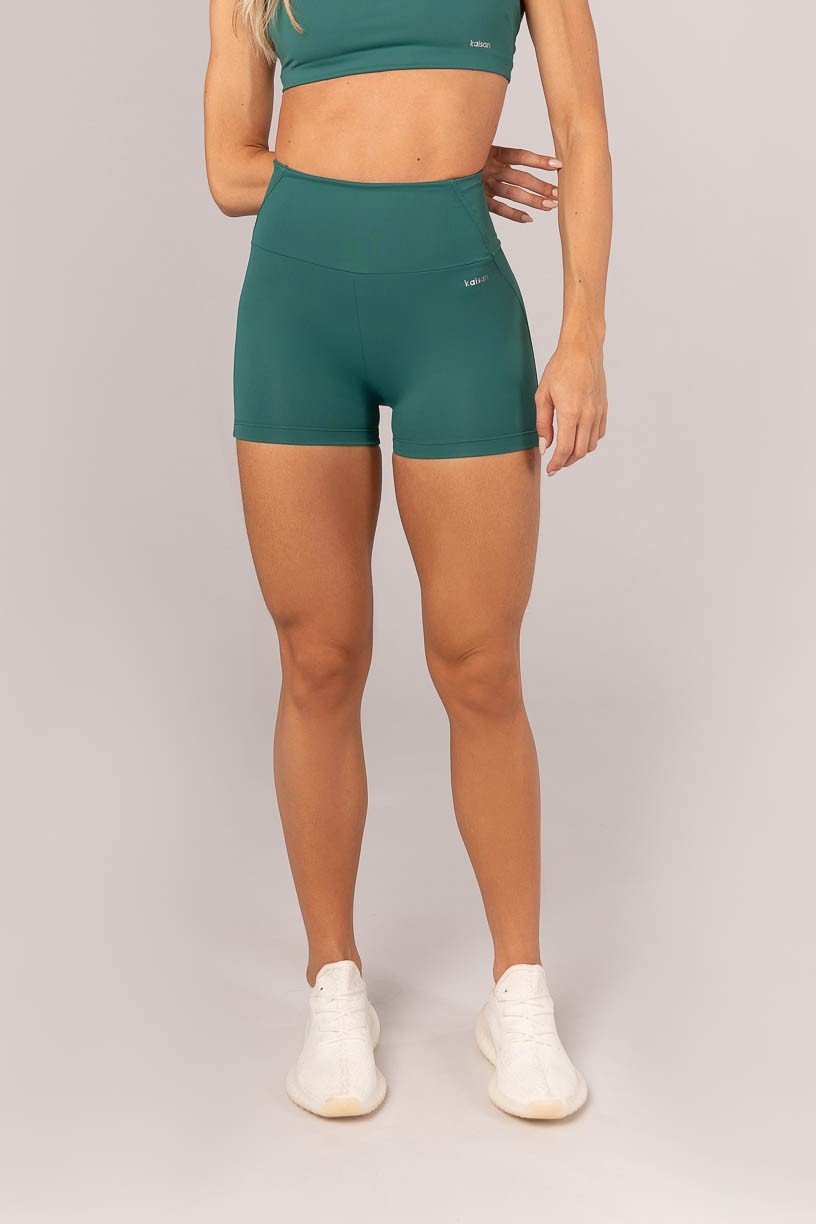 Short com Cós em V e Recortes (Verde Esmeralda) | Ref: K4082-F