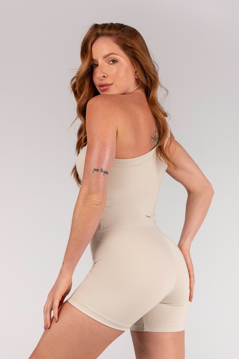 Macaquinho Assimétrico Ombro Só com Alça Larga (Off-White) | Ref: K4643-B