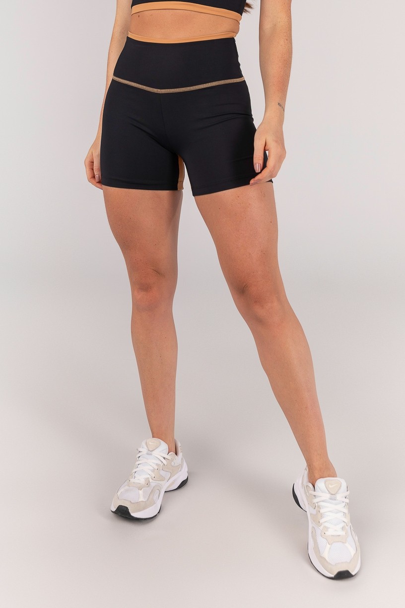 Short com Vira e Recorte Entrepernas (Preto / Caramelo) | Ref: K4668-A