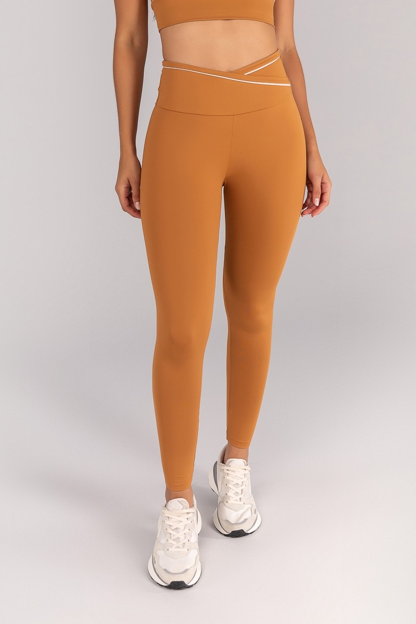 Calça Legging com Cós Transpassado e Vivo Contrastante (Amêndoa / Off-White) | Ref: K4686-B