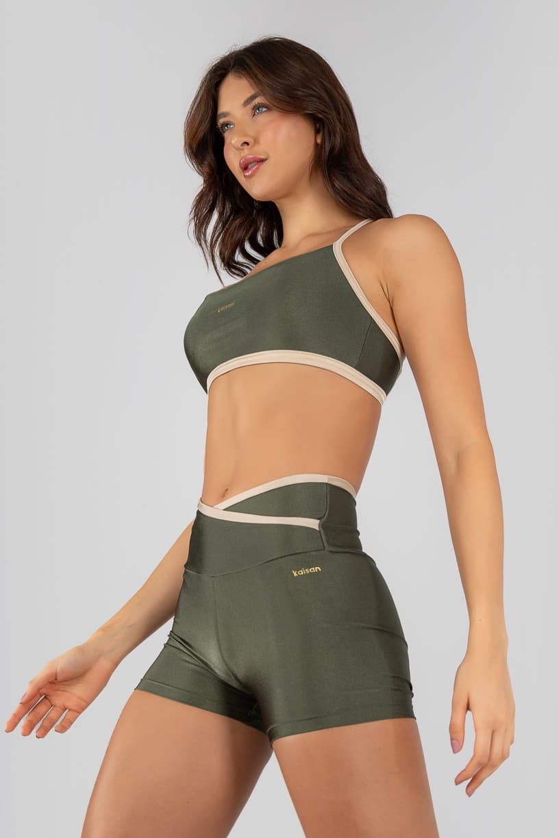 Short com Cós Transpassado e Vira (Verde Militar / Champagne) | Ref: K4330-C