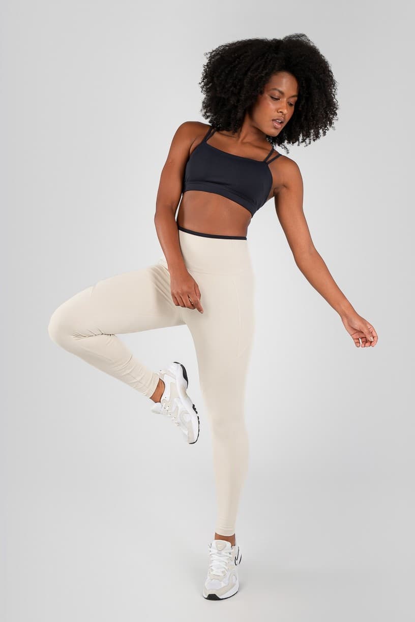 Calça Legging com Pespontos e Viés Contrastantes (Off-White / Preto) | Ref: K4813-B