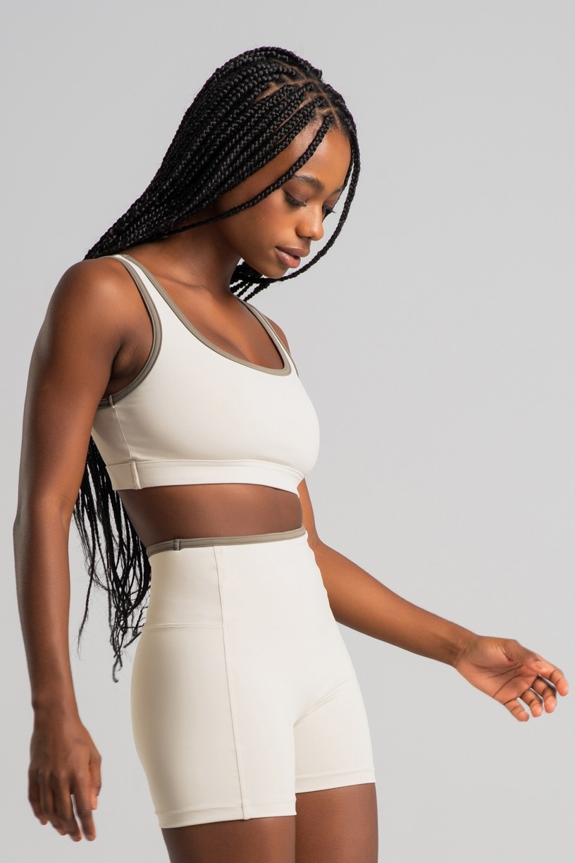 Short com Recortes e Viés na Cintura (Off-White / Oliva) | Ref: K4516-B