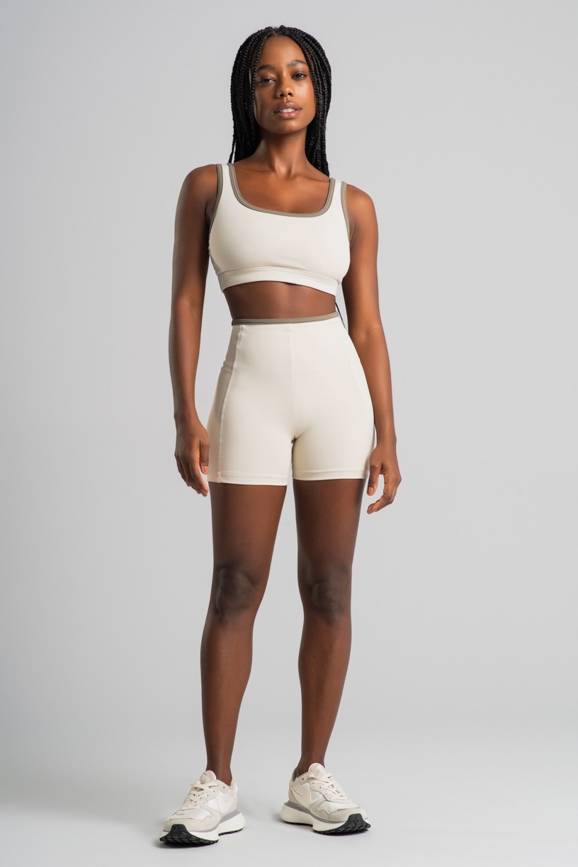 Short com Recortes e Viés na Cintura (Off-White / Oliva) | Ref: K4516-B