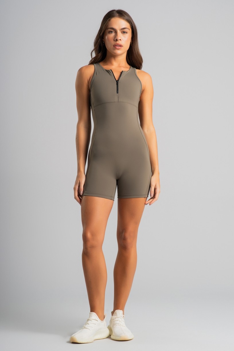 Macaquinho com Zíper no Decote e Abertura nas Costas (Oliva) | Ref: K4733-B