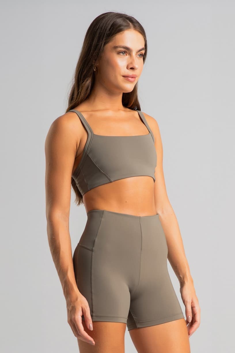 Short sem Cós Aparente e Recorte Lateral (Oliva) | Ref: K4829-A