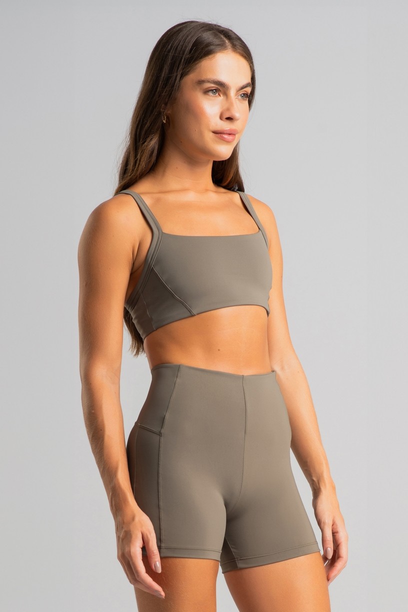 Short sem Cós Aparente e Recorte Lateral (Oliva) | Ref: K4829-A