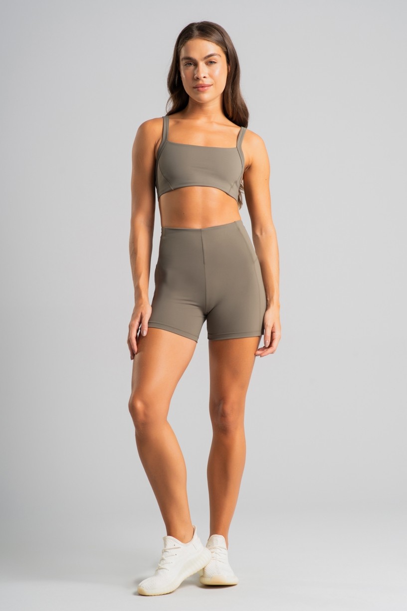 Short sem Cós Aparente e Recorte Lateral (Oliva) | Ref: K4829-A