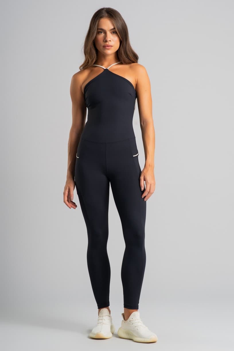 Macacão com Decote Alto e Bolsos (Preto / Off-White) | Ref: K4842-A