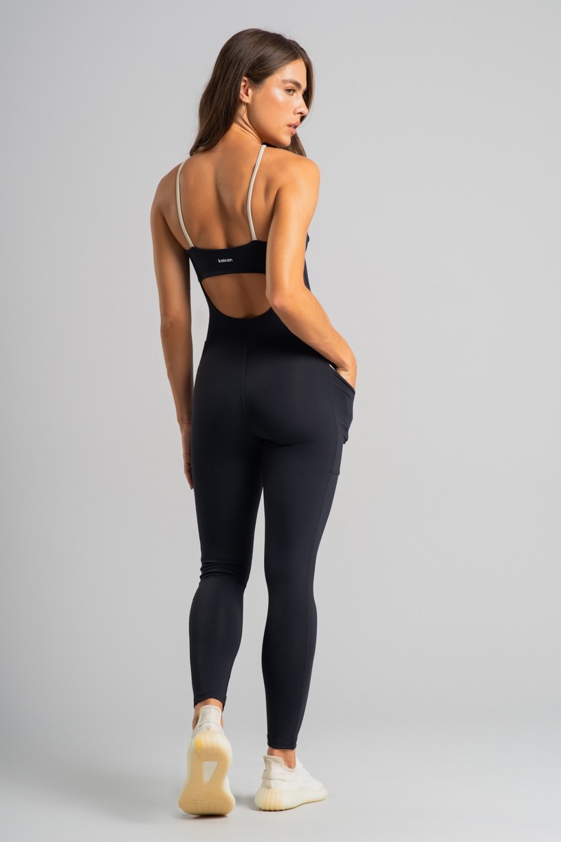 Macacão com Decote Alto e Bolsos (Preto / Off-White) | Ref: K4842-A