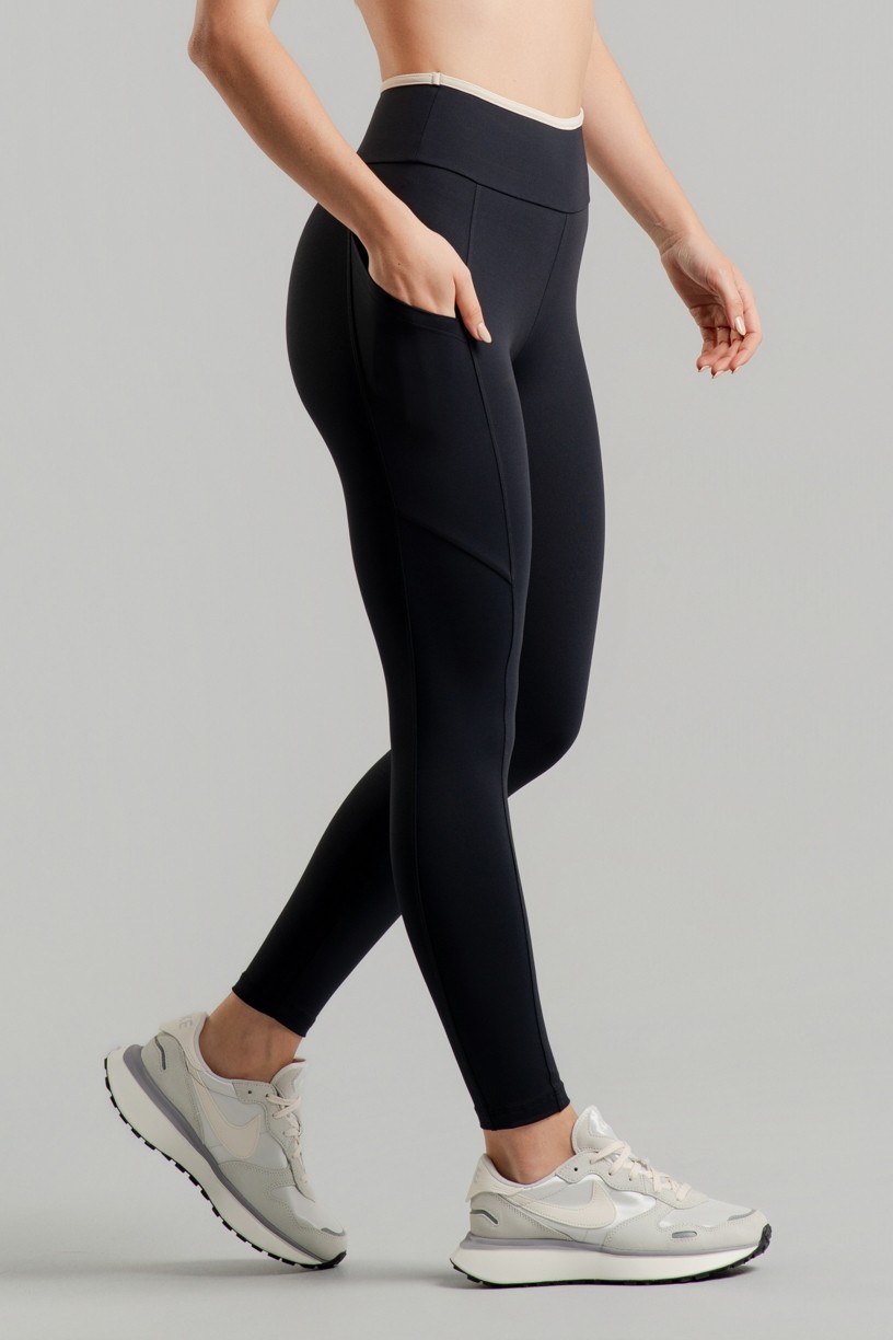 Calça Legging com Bolsos e Vira Contrastante (Preto / Off-White) | Ref: K4878-A