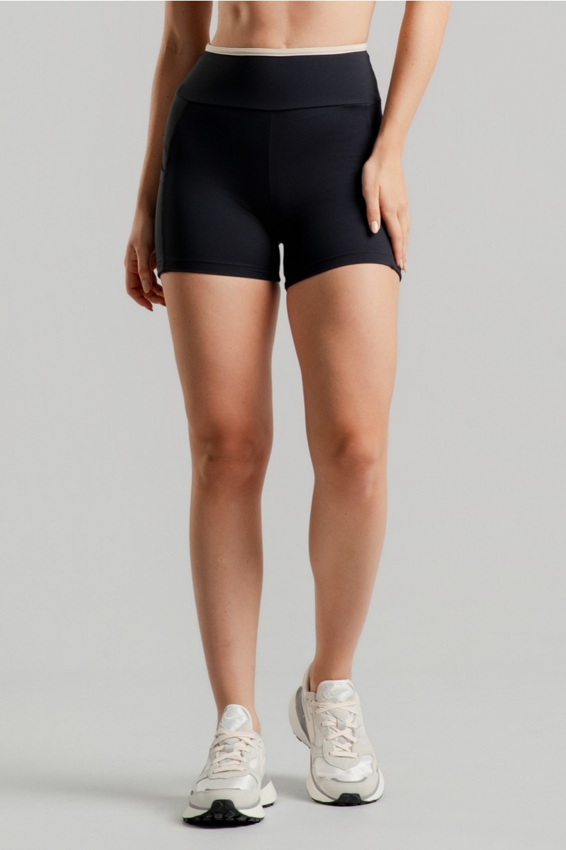 Short com Bolsos e Vira Contrastante (Preto / Off-White) | Ref: K4879-A