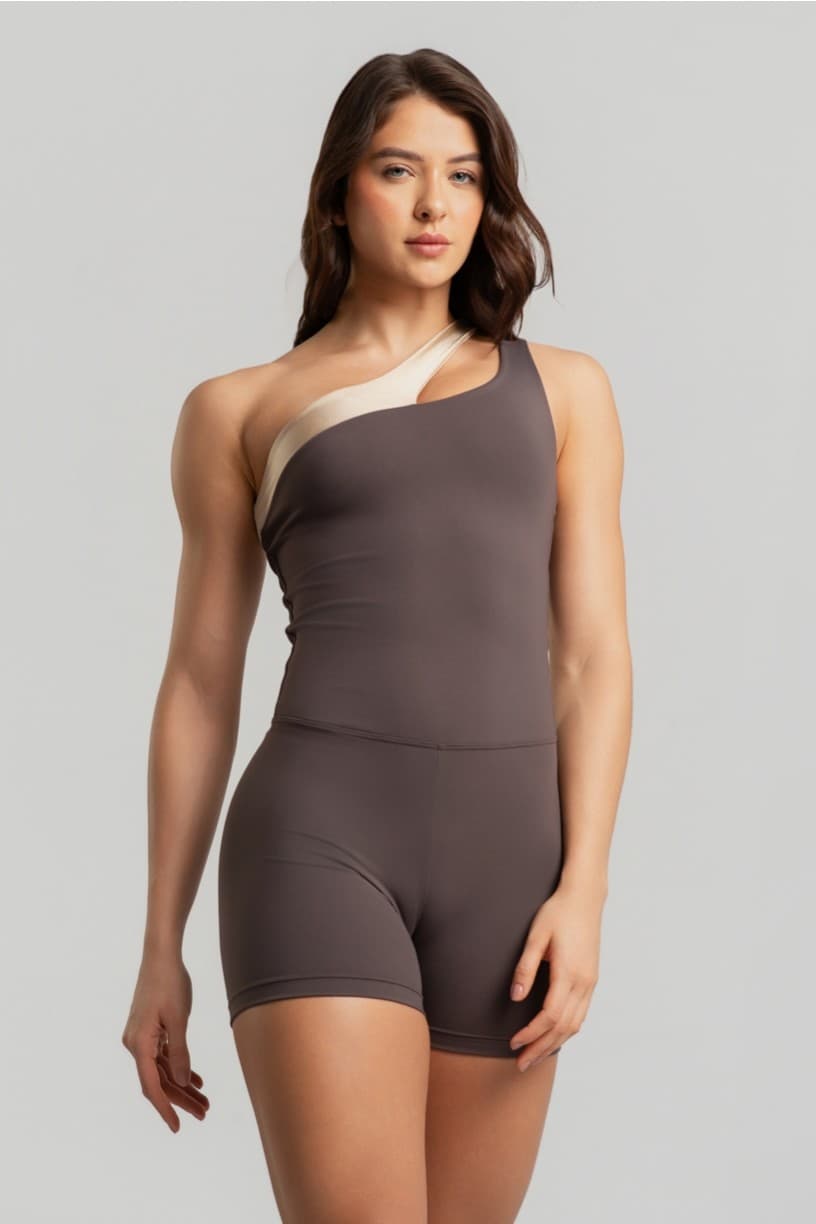 Macaquinho Assimétrico com Abertura no Ombro (Trufa / Champagne) | Ref: K4772-C