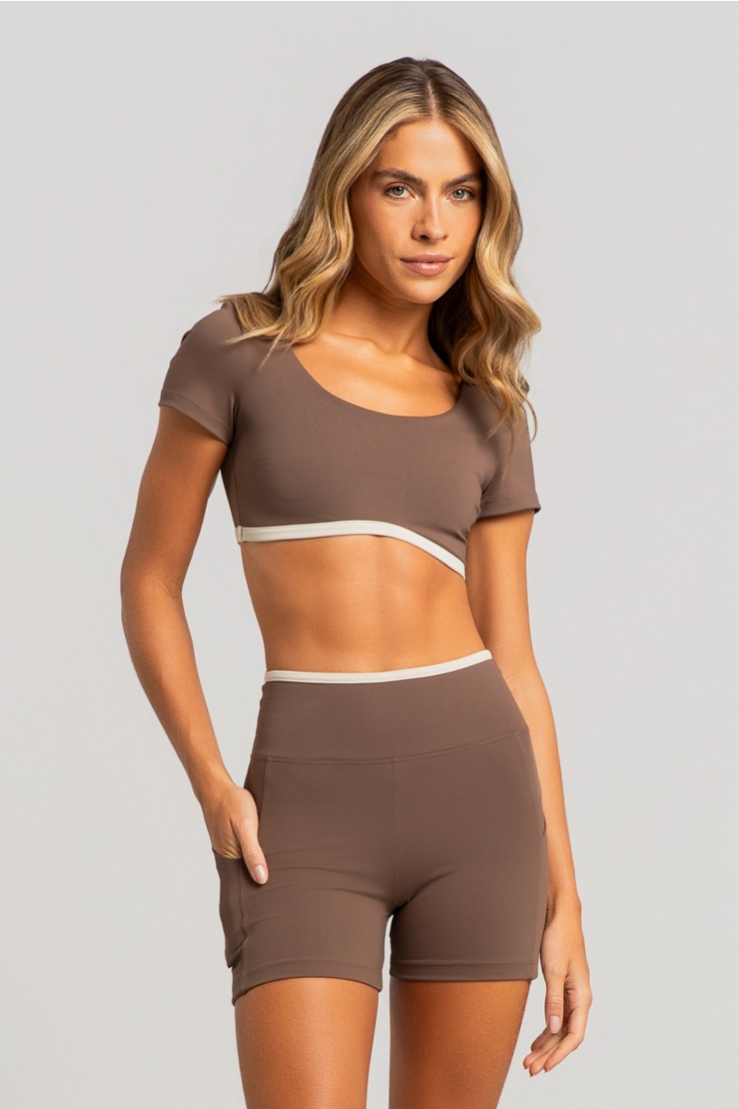 Short com Bolsos e Vira Contrastante (Capuccino / Off-White) | Ref: K4879-B