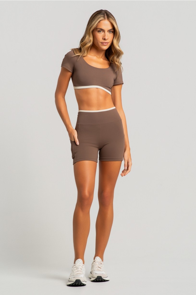 Short com Bolsos e Vira Contrastante (Capuccino / Off-White) | Ref: K4879-B