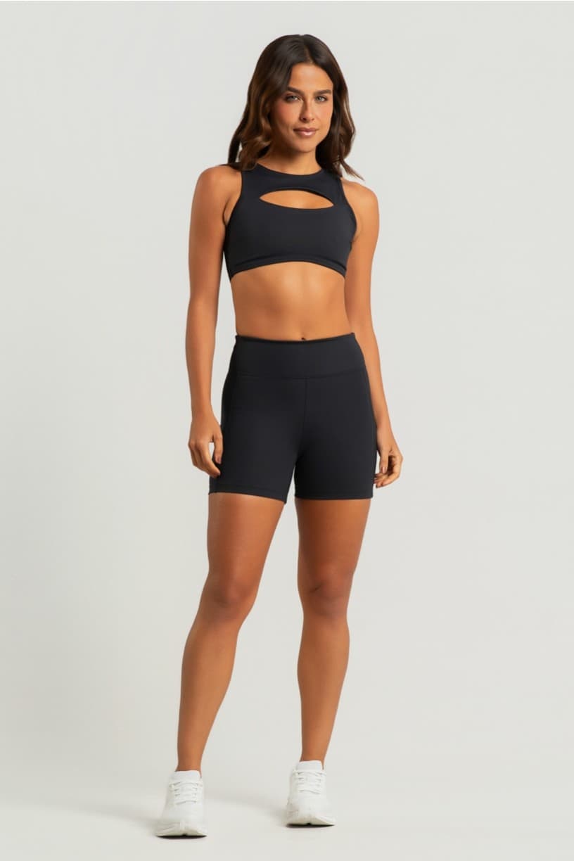 Short com Cós Estreito e Recortes (Preto) | Ref: K5011-A