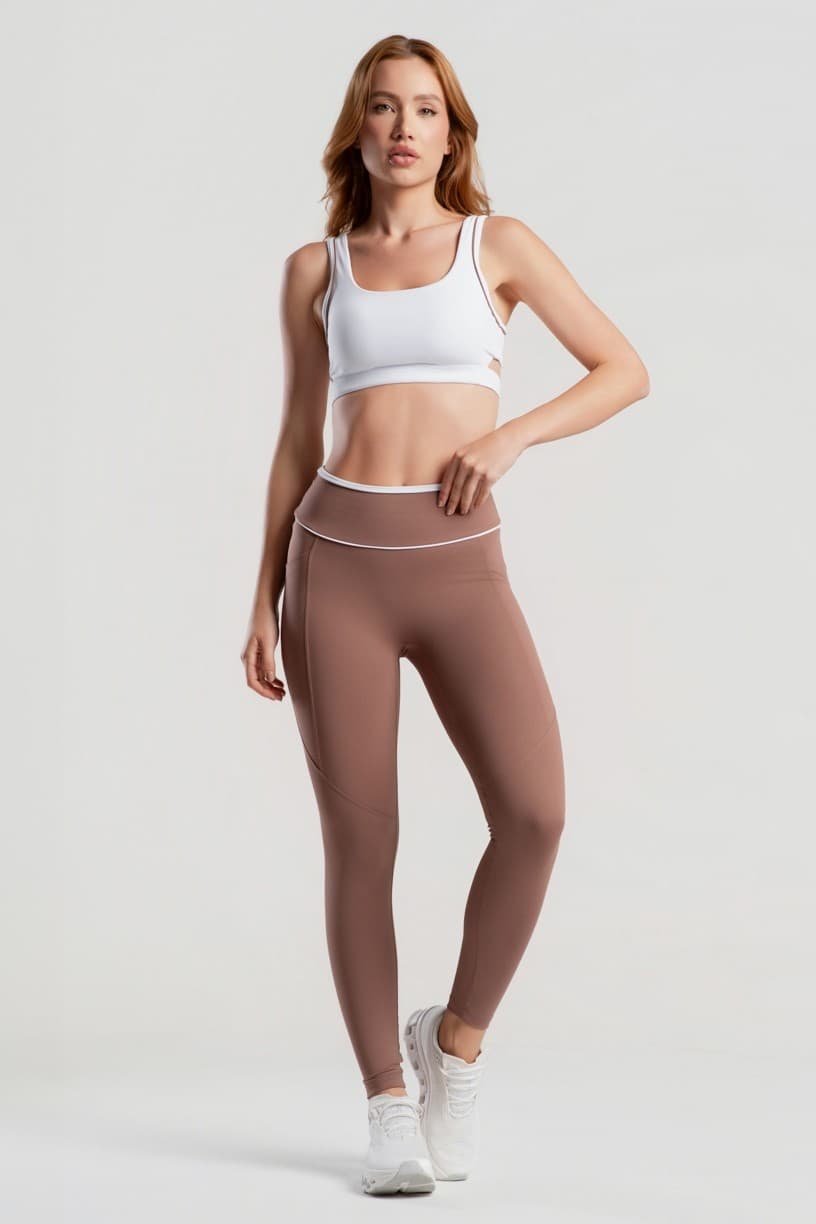 Top com Cós Vazado e Detalhe de Vivo Contrastante (Branco / Canela) | Ref: K5071-A