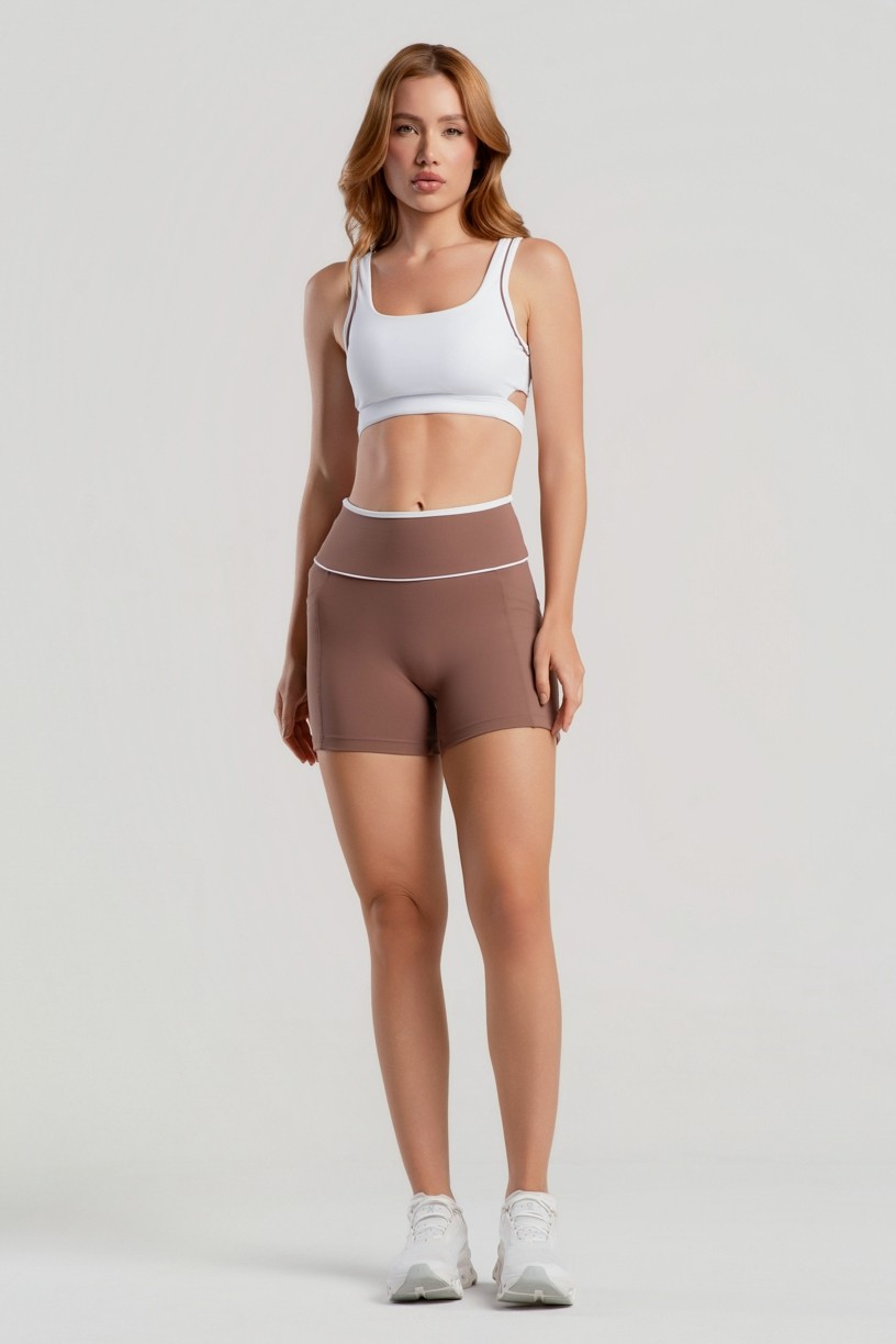 Short com Bolsos e Detalhes Contrastantes (Canela / Branco) | Ref: K5073-A