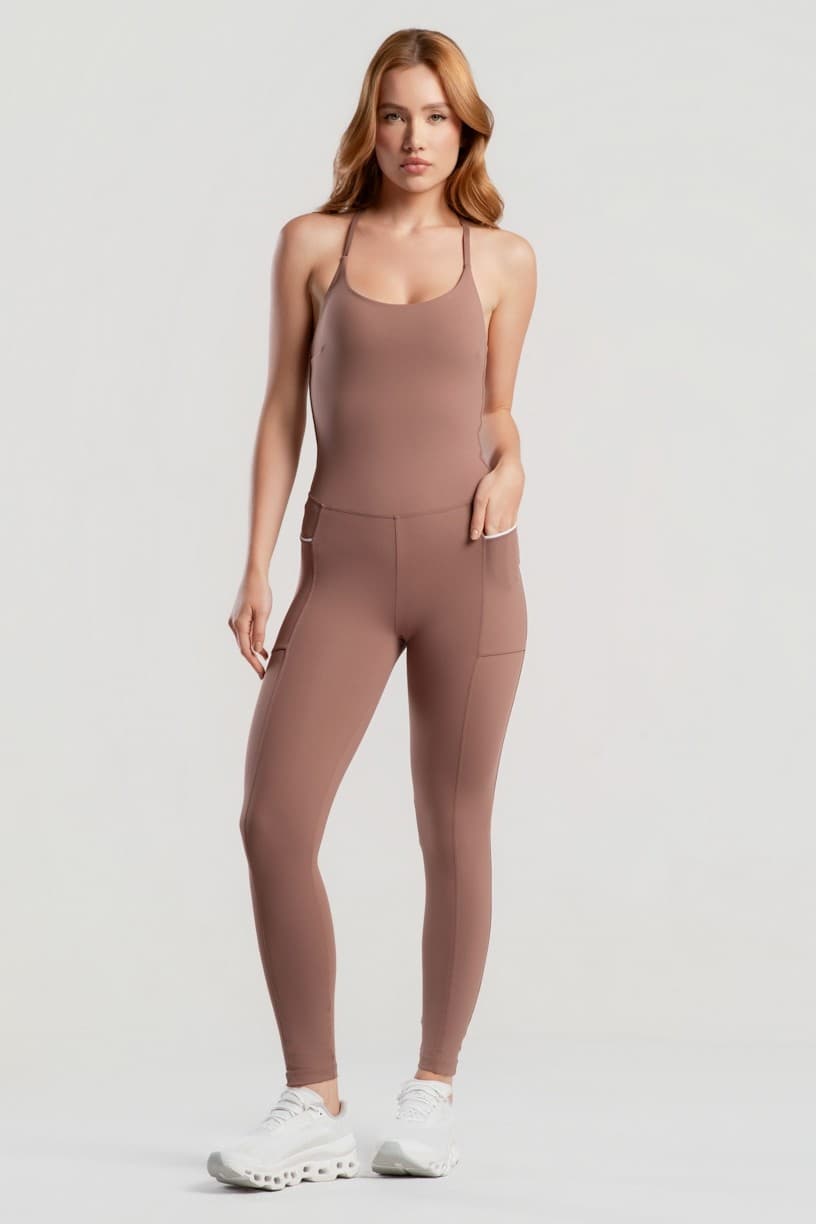 Macacão com Tiras nas Costas e Bolsos (Canela / Branco) | Ref: K5088-A