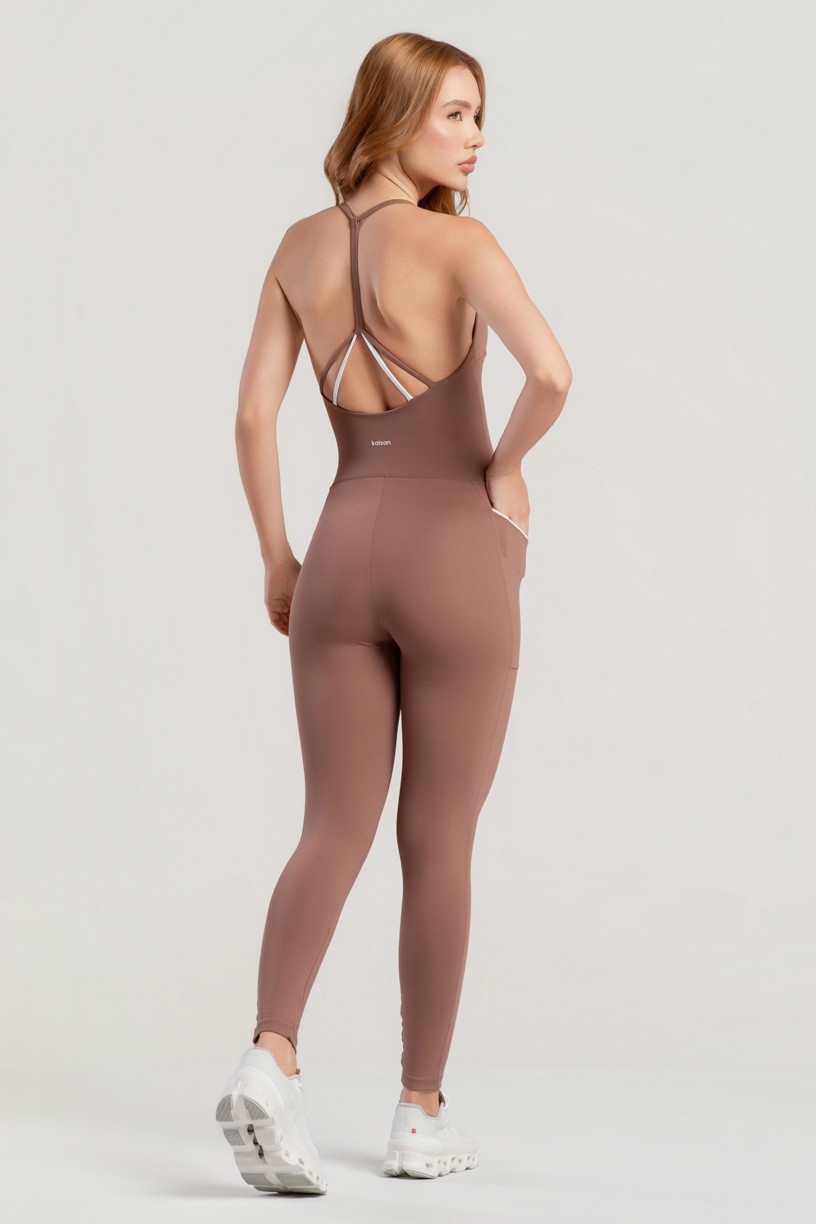 Macacão com Tiras nas Costas e Bolsos (Canela / Branco) | Ref: K5088-A