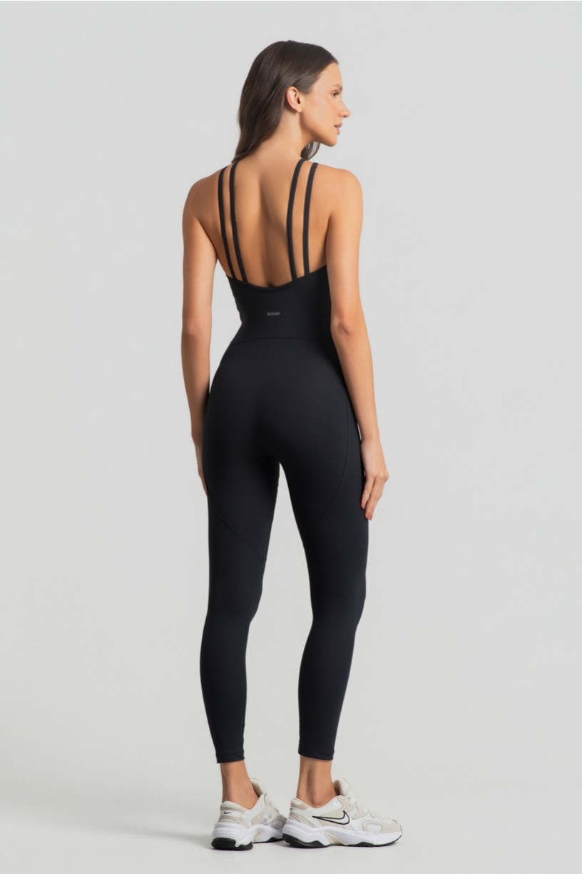 Macacão com Decote Alto e Alças Duplas (Preto) | Ref: K4992-A