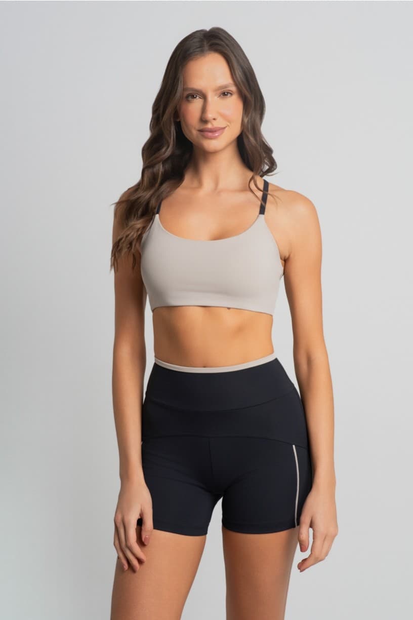 Short com Recorte e Vivo Contrastante (Preto / Duna) | Ref: K4982-B