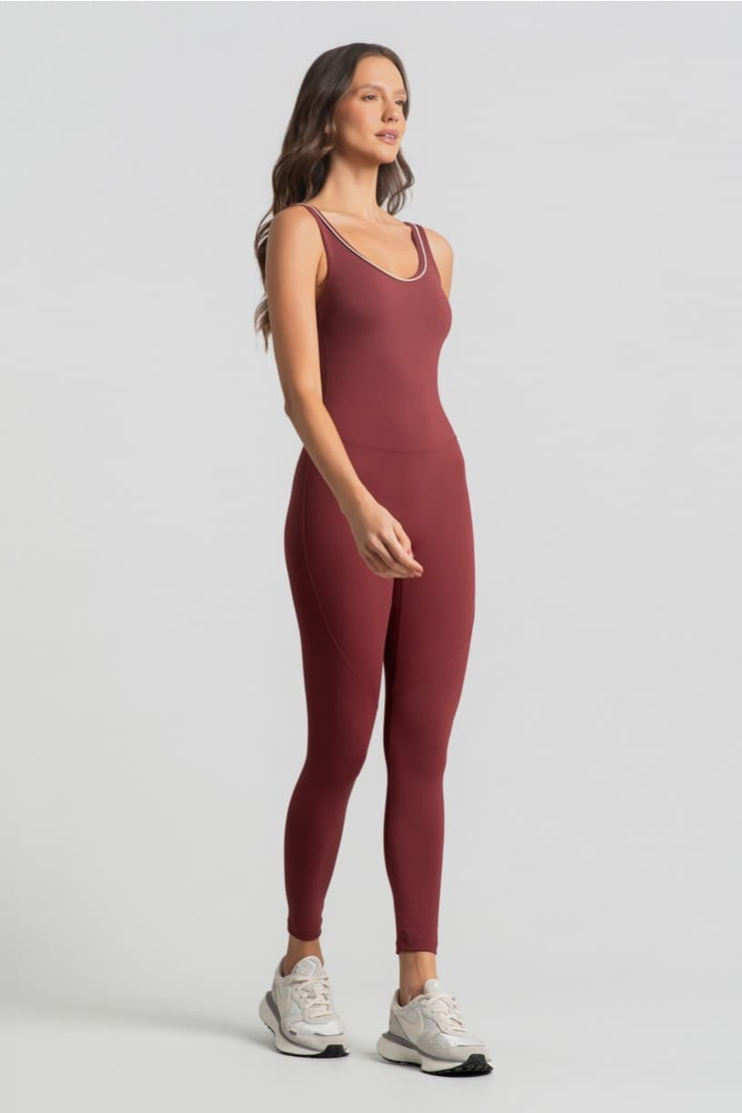 Macacão com Vivo Contrastante no Decote (Rum / Off-White) | Ref: K4868-B